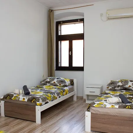 Centuria Hostal *
